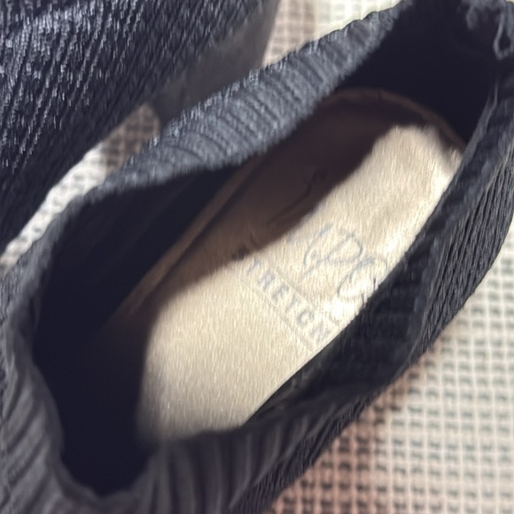 IMPO stretch Black Knit Ankle black heeled Booties size 9M - Picture 4 of 8